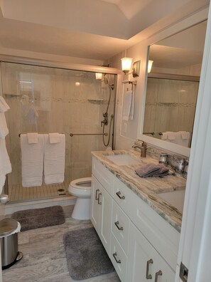 Douche, séchoir à cheveux, serviettes fournies, savon