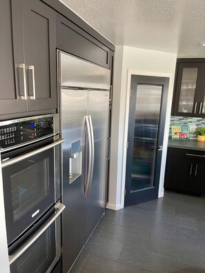 Mikrowelle, Ofen, Herdplatte, Geschirrspüler