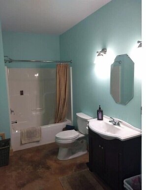 Hårføner, håndklær, såpe og toalettpapir