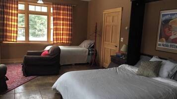 Travel crib, free WiFi, bed sheets