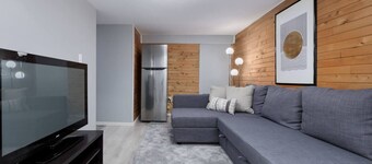 Spacious 4BR Retreat near YVR and DT