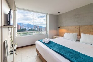 3 slaapkamers, een bureau, een strijkplank/strijkijzer, reisbedje