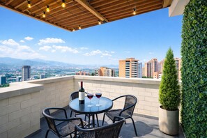 Outdoor dining - Penthouse Apt Poblado, City View, Rooftop Jacuzzis (Medellín)