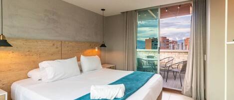 3 habitaciones, escritorio y tabla de planchar con plancha