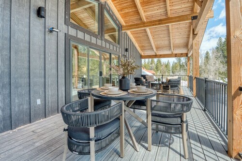 Luxury 4-Bedroom Retreat with Sauna and Hot Tub in Marvelous McCall!