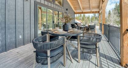 Luxury 4-Bedroom Retreat with Sauna and Hot Tub in Marvelous McCall!