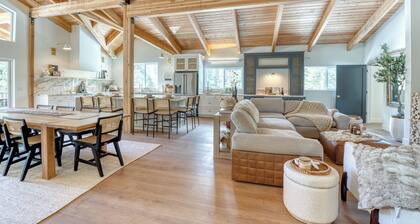 Luxury 4-Bedroom Retreat with Sauna and Hot Tub in Marvelous McCall!