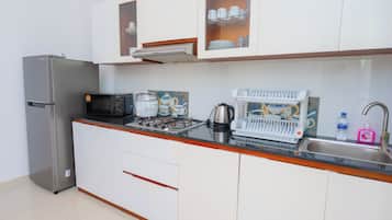 Kühlschrank, Mikrowelle, Ofen, Herdplatte