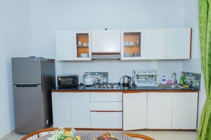 Réfrigérateur, four à micro-ondes, un four, surface de cuisson