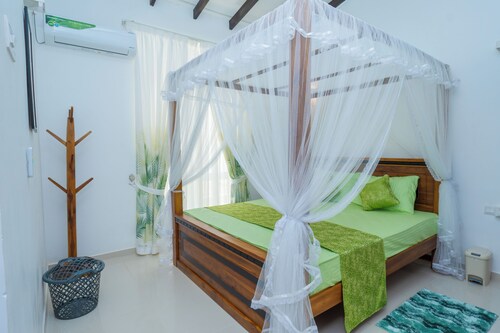 Green Retreat: 2BR Hideout