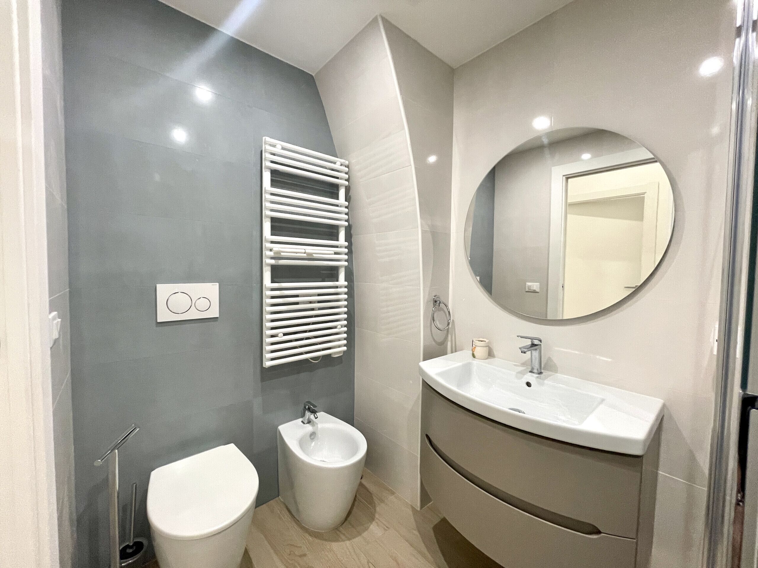 Douche, sèche-cheveux, serviettes fournies