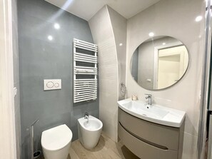 Douche, sèche-cheveux, serviettes fournies