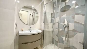 Douche, sĂšche-cheveux, serviettes fournies