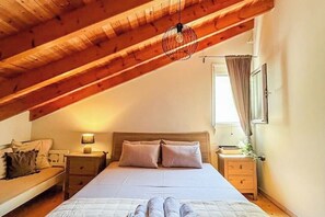 5 bedrooms, iron/ironing board, WiFi, bed sheets