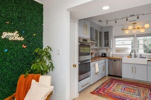 Fridge, microwave, oven, stovetop - 3BR Queen Chateau - Pets & Fenced Yard & Sleeps 9 (Charlotte)