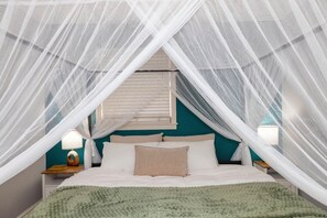 3 bedrooms, iron/ironing board, free WiFi, bed sheets - 3BR Queen Chateau - Pets & Fenced Yard & Sleeps 9 (Charlotte)