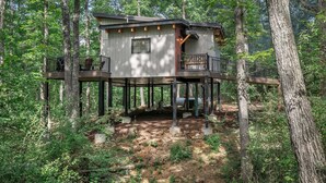 A treehouse with a balcony, surrounded by forest. - Treehouse - Twilight (Jonesburg)
