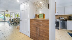 Micro-ondes, four, plaque de cuisson, lave-vaisselle
