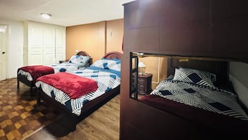 Une chambre avec deux lits, une armoire et une table de chevet.