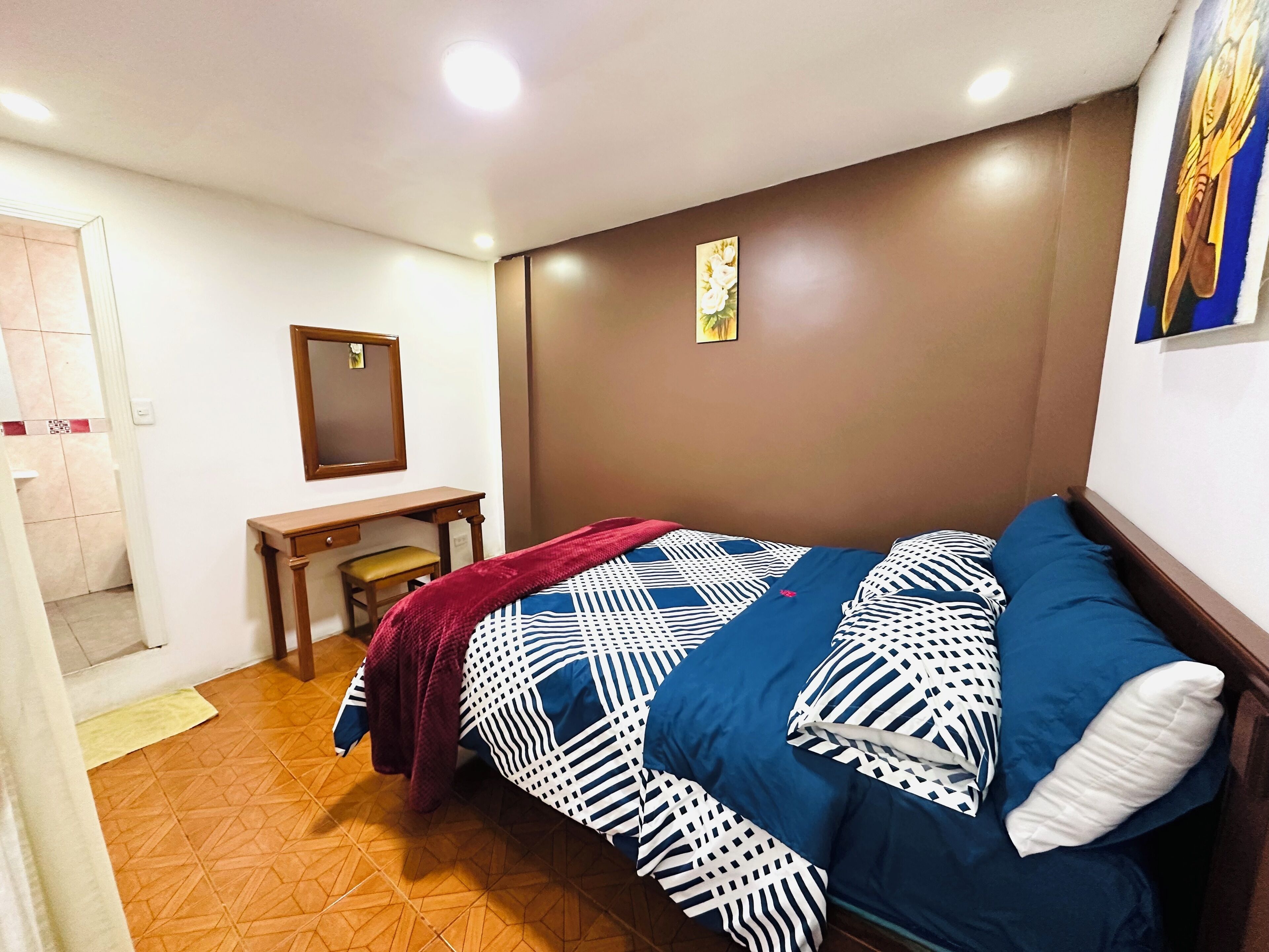 Una camera da letto con un letto, una scrivania e una sedia.