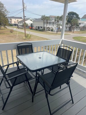 Outdoor dining - Charming 2-bedroom cottage near downtown Surfside Beach. Quick walk to the beach (Surfside Beach)