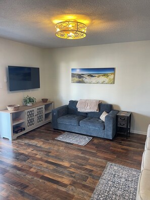 Smart TV, books - Charming 2-bedroom cottage near downtown Surfside Beach. Quick walk to the beach (Surfside Beach)
