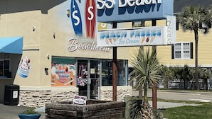 Ein Gebäude im Strandhausstil mit einem Schild, auf dem 'SS Beach' und 'Beachview Eisdiele' steht.