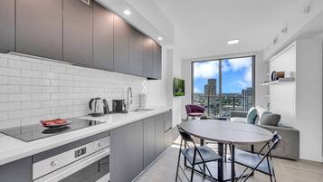 Refrigerador, microondas, horno y parrilla de estufa