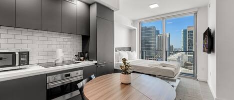 1 habitación, escritorio, tabla de planchar con plancha y cuna de viaje