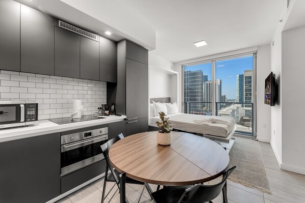 1 habitación, escritorio, tabla de planchar con plancha y cuna de viaje