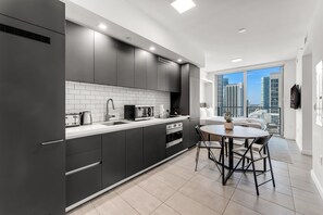 Fridge, microwave, oven, stovetop - Stylish Studio + Den Across from Bayside Miami! (Miami)
