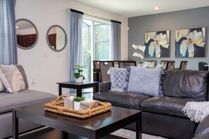 TV connectée, baby-foot, livres