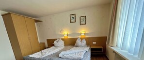 Habitación básica doble, no fumadores | Escritorio, wifi gratis, ropa de cama