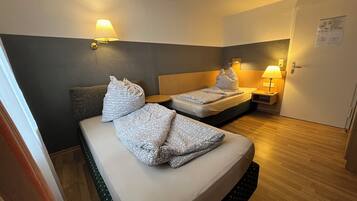 Basic Twin Room | Desk, free WiFi, bed sheets