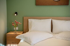 1 sovrum, skrivbord, strykjärn/strykbräda och resesäng