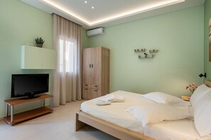 1 Schlafzimmer, Schreibtisch, Bügeleisen/Bügelbrett, Reisekinderbett