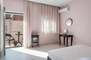 3 bedrooms, desk, iron/ironing board, travel crib