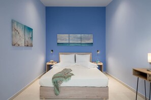 3 habitaciones, escritorio y tabla de planchar con plancha 