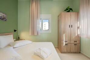 3 Schlafzimmer, Schreibtisch, Bügeleisen/Bügelbrett, Reisekinderbett