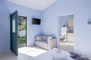 Schreibtisch, Bügeleisen/Bügelbrett, Reisekinderbett, WLAN