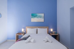 Schreibtisch, Bügeleisen/Bügelbrett, Reisekinderbett, WLAN