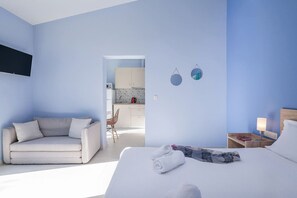 Schreibtisch, Bügeleisen/Bügelbrett, Reisekinderbett, WLAN