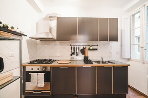 Fridge, oven, stovetop, dishwasher