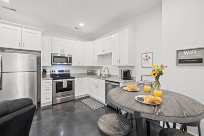 Downtown Apartment- sleeps 4! Walk to Restaurants, Breweries & The Ecusta Trail