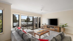 Fernseher, DVD-Player, Tischtennisplatte, Bücher