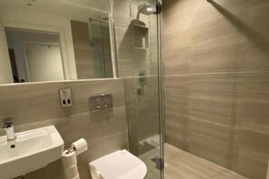 Apartment | Bathroom | Separate tub and shower, deep soaking tub, hair dryer, towels - Cocoa Suites-2 Bed-city Centre-pets-parking (York)