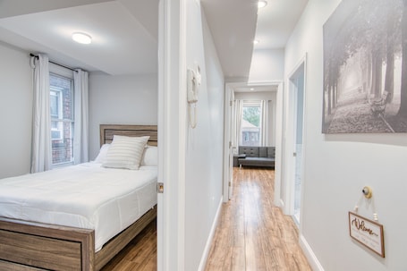 2 bedrooms, iron/ironing board, WiFi, bed sheets. Luxury New-Build 2BR w King Bed, Designer Finishes + Ultra-Fast WiFi & AC