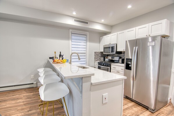 Fridge, microwave, oven, stovetop - Luxury New-Build 2BR w King Bed, Designer Finishes + Ultra-Fast WiFi & AC (The Bronx)