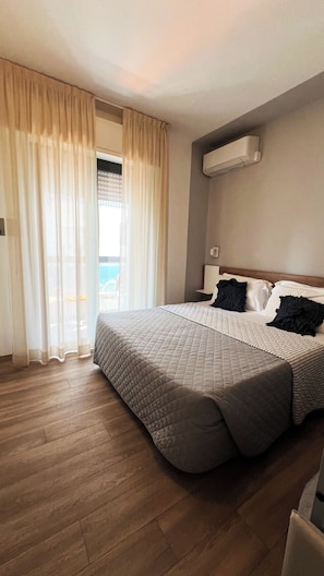 Habitación triple Confort | Caja fuerte, escritorio, espacio para trabajar con un portátil