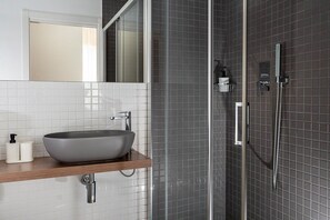 Toallas, jabón, shampoo, papel de baño 